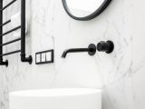 12 inspirujących pomysłów na nowoczesne łazienki utrzymane w białej kolorystyce