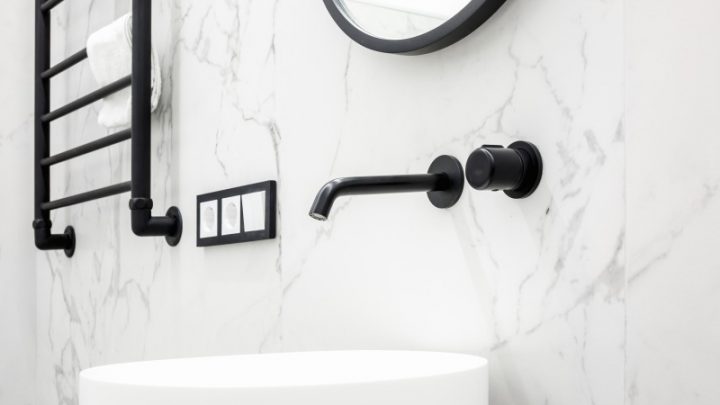 Pomysł na nowoczesną białą łazienkę – zobacz 12 aranżacji białych łazienek