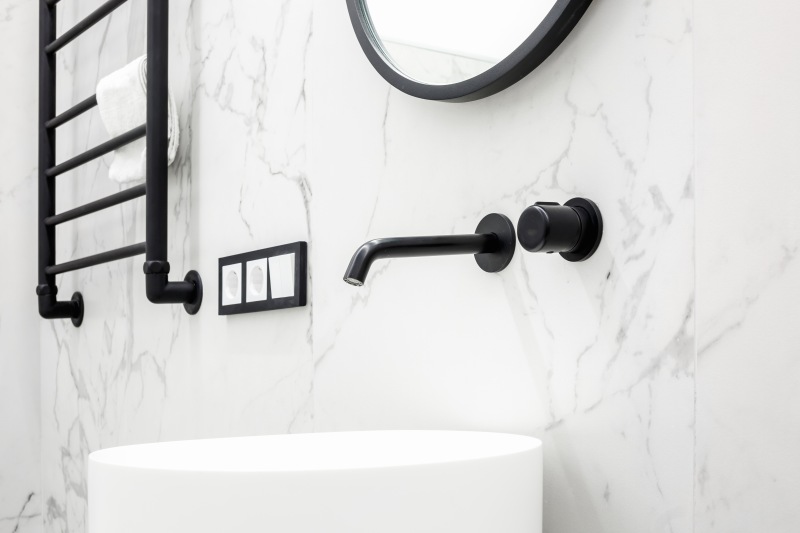 Pomysł na nowoczesną białą łazienkę – zobacz 12 aranżacji białych łazienek