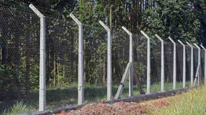 Montaż metalowych ogrodzeń z siatką ogrodzeniową